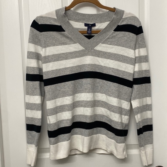 GAP Striped V-neck Long Sleeve Sweater Shirt Small Gray White Black - Picture 1 of 8